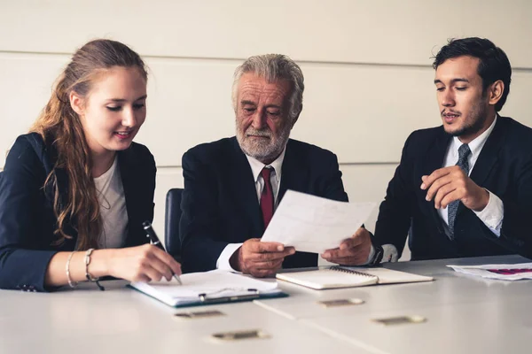 Gerente ejecutivo senior y jóvenes empresarios —  Fotos de Stock