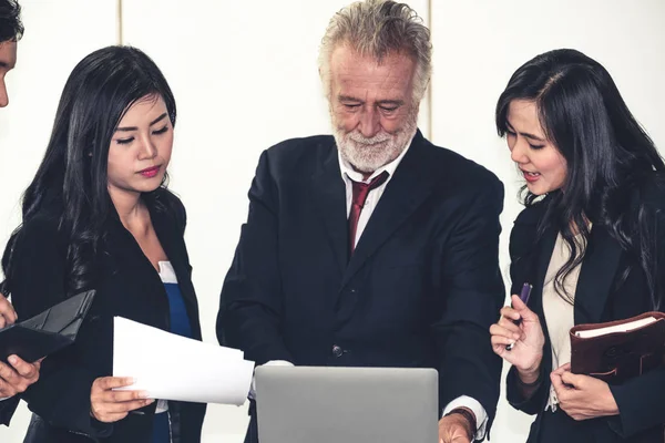 Gente de negocios, gerente y empleado en la reunión. — Foto de Stock