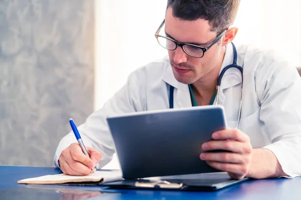 Médico trabajando en la oficina del hospital . — Foto de Stock