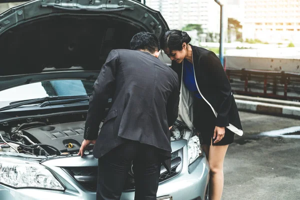 Homme aider femme résoudre le problème de la voiture. — Photo