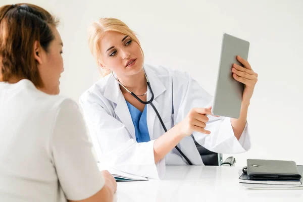 Donna medico e paziente femminile in ospedale ufficio — Foto Stock