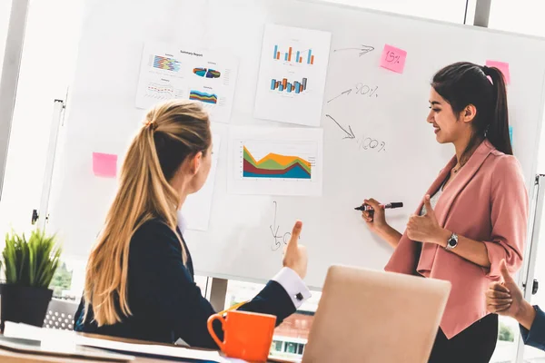 Grupo de trabajo multicultural en la reunión de trabajo en equipo. —  Fotos de Stock