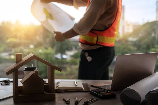 Ung man arkitekt eller ingenjör som arbetar vid skrivbordet. — Stockfoto