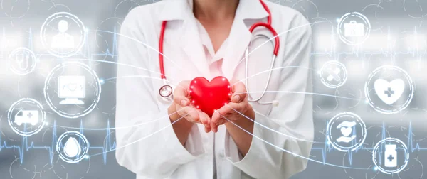 Médico con Gráfico Médico de Salud en el Hospital —  Fotos de Stock