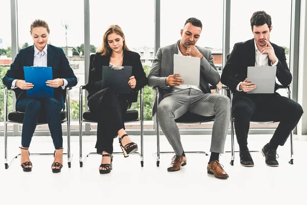 Zakenvrouwen en zakenlieden wachten op een interview. — Stockfoto