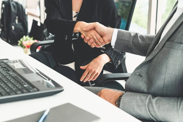 Empresário handshake empresária no escritório. — Fotografia de Stock