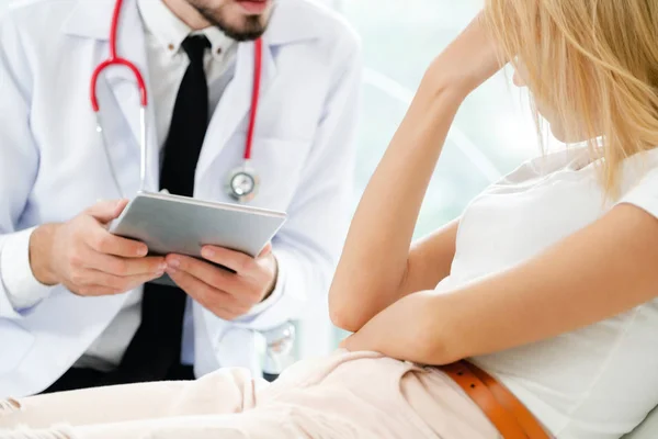 Médico y paciente femenino en el consultorio del hospital — Foto de Stock