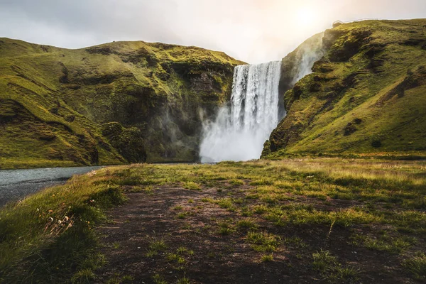 Skogafoss vízesés Izlandon nyáron. — Stock Fotó