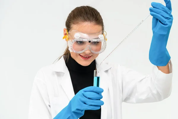 Donna scienziata che lavora nel laboratorio di chimica . — Foto Stock