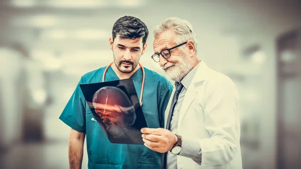 Ärzte im Krankenhaus arbeiten mit einem anderen Arzt zusammen. — Stockfoto