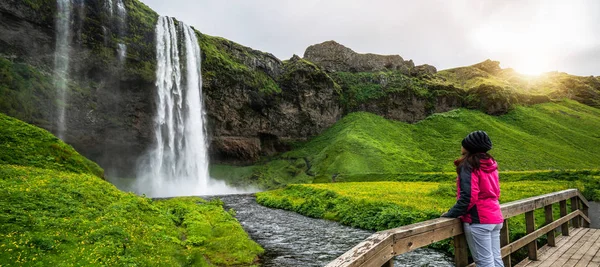Magické Seljalandsfoss vodopád na Islandu. — Stock fotografie