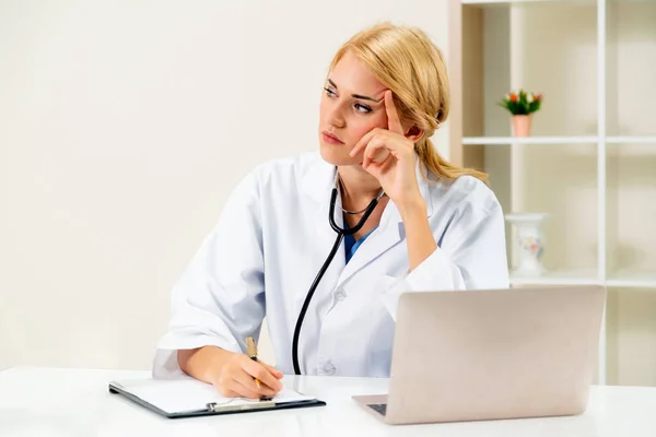 Médico serio trabajando en el consultorio del hospital . — Foto de Stock