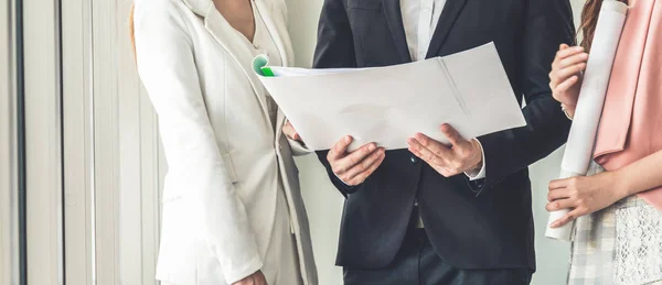 Empresarios y empresarias que trabajan en el cargo. —  Fotos de Stock