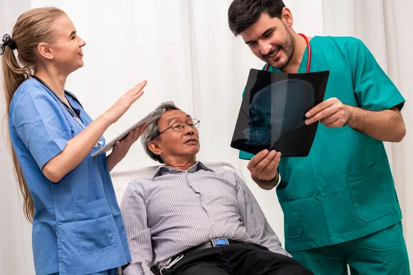 Médecin travail d'équipe avec l'image de film de rayons X du patient . — Photo