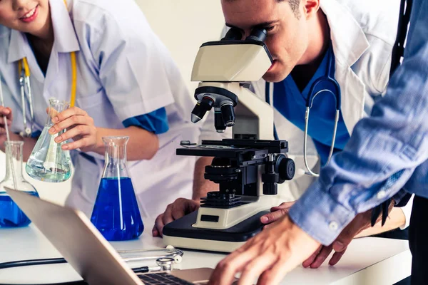 Gruppe von Wissenschaftlern, die im chemischen Labor arbeiten. — Stockfoto