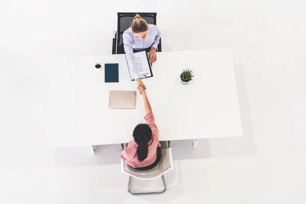 Duas jovens empresárias se reúnem para entrevista. — Fotografia de Stock