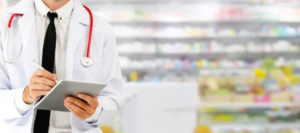 Farmacéutico que usa tableta en farmacia . — Foto de Stock