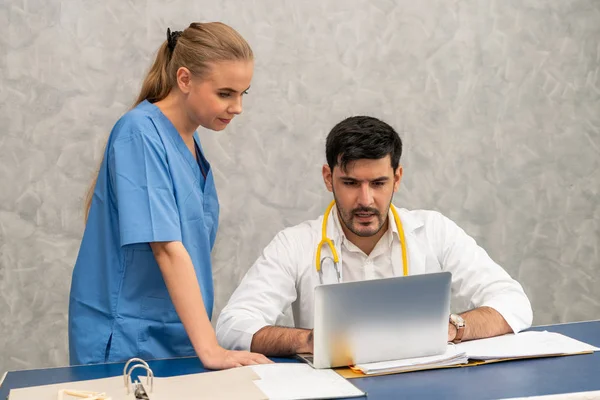 Médecin et infirmière travaillant avec un ordinateur portable . — Photo