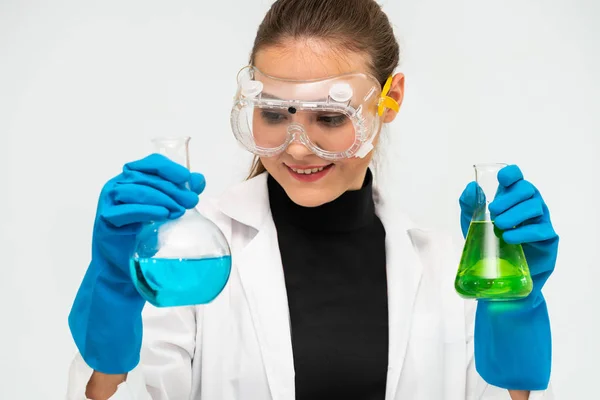 Woman scientist working in chemist laboratory. — Stock Photo, Image