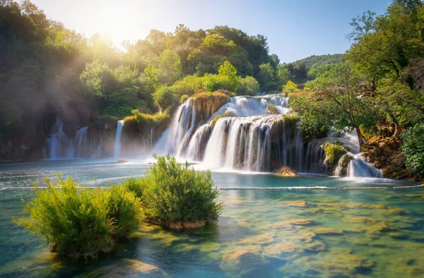 Krka-watervallen op de rivier Krka, Kroatië. — Stockfoto