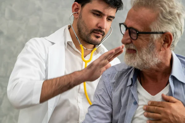 Médico de consulta de paciente sênior no hospital . — Fotografia de Stock