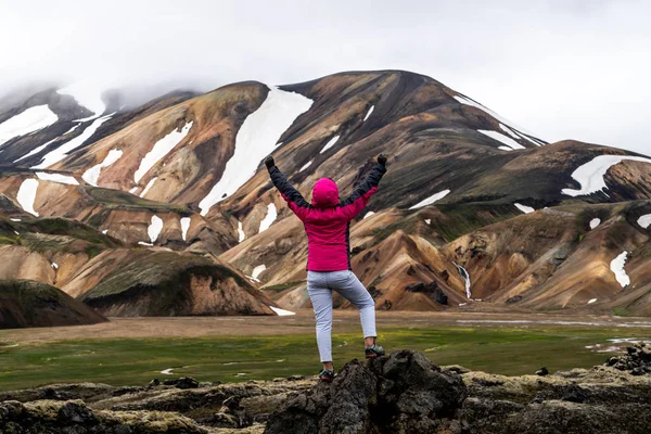 Caminhada de viajantes em Landmannalaugar Islândia Highland — Fotografia de Stock