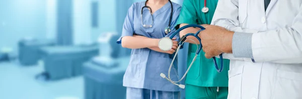 Médico que trabalha no hospital com outros médicos . — Fotografia de Stock