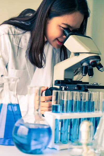 Wetenschapper werkzaam in het biochemie laboratorium. — Stockfoto