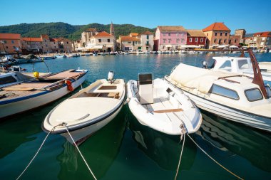Hırvatistan, Avrupa Hvar Adası'nda Stari Grad tarihi şehir. Stari Grad eski şehir Hvar, Hırvatistan'ın en önemli turizm merkezi.