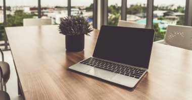 Ofis masasındaki dizüstü bilgisayar..