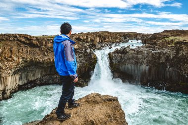 İzlanda'da Aldeyjarfoss Şelalesi'nde yürüyüş.