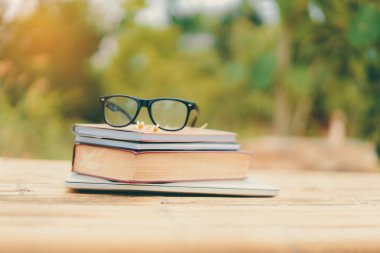 Doğa geçmişi olan kitaplar ve gözlükler.