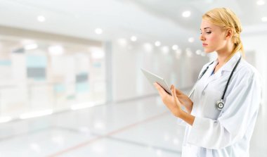 Hastanede tablet bilgisayar kullanan bir doktor..