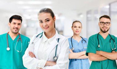 Hastane ofisinde ya da klinikte çalışan profesyonel doktor diğer doktorlar, hemşire ve cerrahlarla birlikte.. 