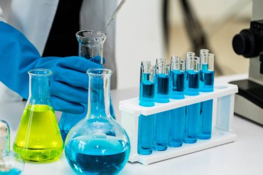 Kimyager laboratuvarında çalışan kadın bilim adamı.