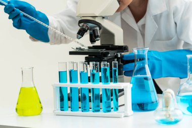 Kimyager laboratuvarında çalışan kadın bilim adamı.