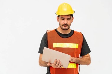 Beyaz arka plan üzerinde duran inşaat işçisi.