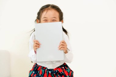 Tablet ile beyaz arka plan üzerinde küçük çocuk.