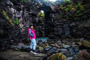 Hellnar'da gezgin yürüyüş kıyı şeridi, İzlanda.