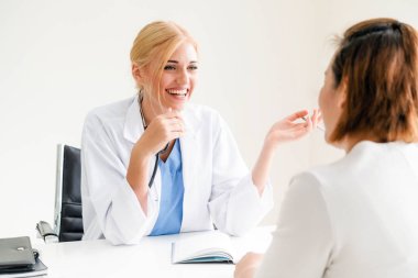 Kadın Doktor ve Kadın Hasta Hastane Ofisinde