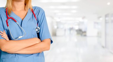 Hastane ofisinde çalışan kadın doktor..