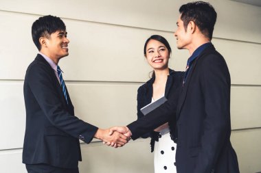 İş adamlarının el sıkışma anlaşması.