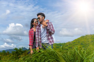 Mutlu çift tepelerde romantik bir yürüyüş.