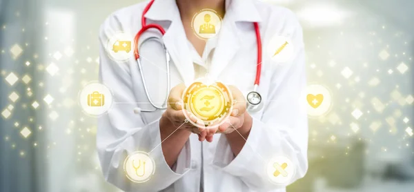 Arzt mit medizinischer Gesundheitsgrafik im Krankenhaus — Stockfoto