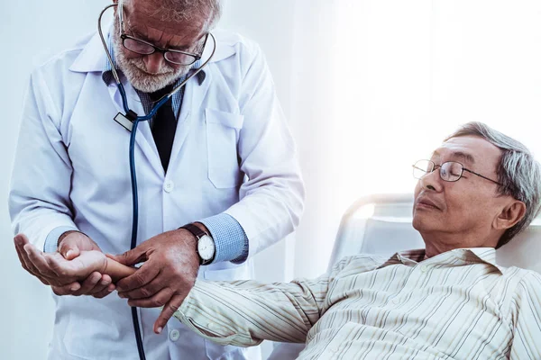 Médico maduro y paciente sénior en la sala de hospital . — Foto de Stock