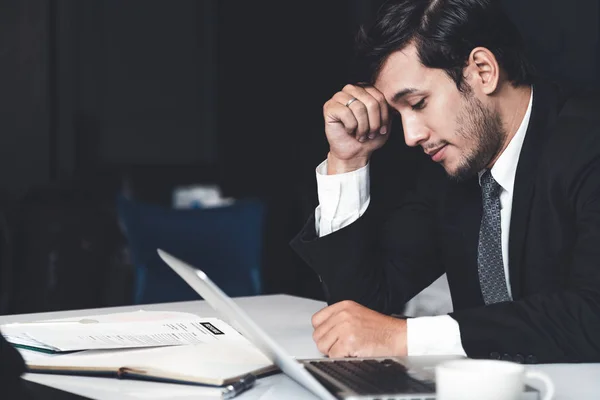 Unglücklicher junger Mann, Geschäftsmann im Büro. — Stockfoto