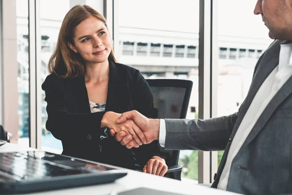 Biznesmen uścisk dłoni businesswoman w biurze. — Zdjęcie stockowe