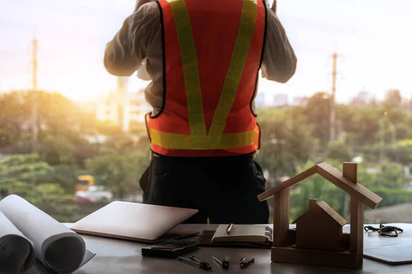 Ung man arkitekt eller ingenjör som arbetar vid skrivbordet. — Stockfoto