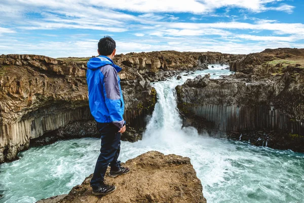 Caminhadas em Aldeyjarfoss Cachoeira na Islândia . — Fotografia de Stock