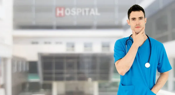 Jovem médico do sexo masculino que trabalha no hospital. — Fotografia de Stock